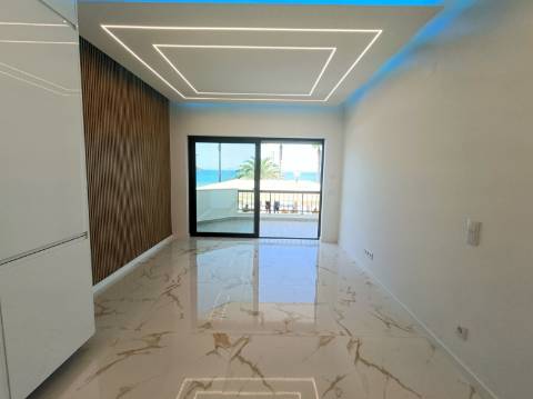 Apartamento T3, com estacionamento, na primeira linha de Quarteira.