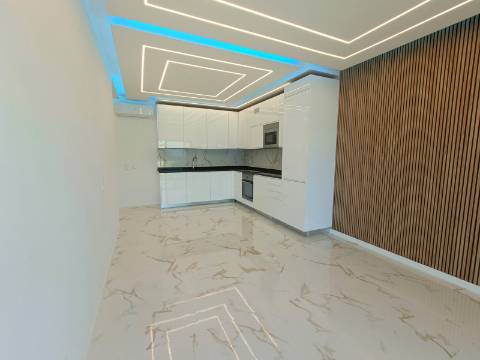 Apartamento T3, com estacionamento, na primeira linha de Quarteira.