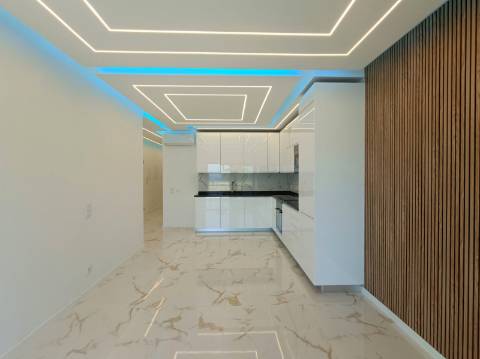 Apartamento T3, com estacionamento, na primeira linha de Quarteira.