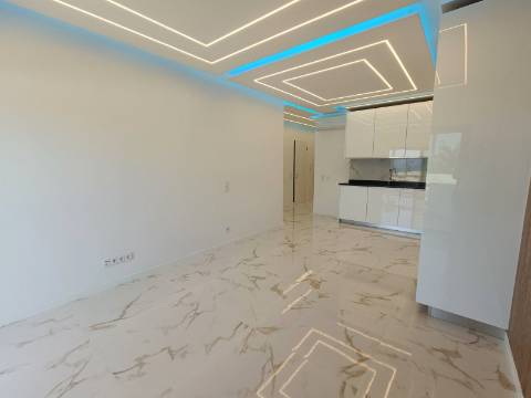 Apartamento T3, com estacionamento, na primeira linha de Quarteira.