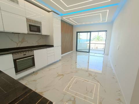 Apartamento T3, com estacionamento, na primeira linha de Quarteira.