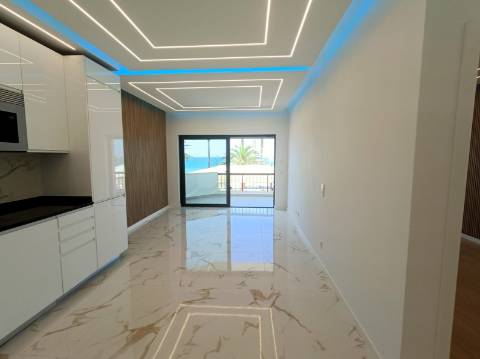 Apartamento T3, com estacionamento, na primeira linha de Quarteira.