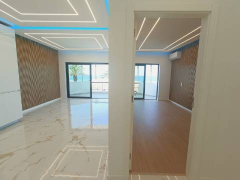 Apartamento T3, com estacionamento, na primeira linha de Quarteira.