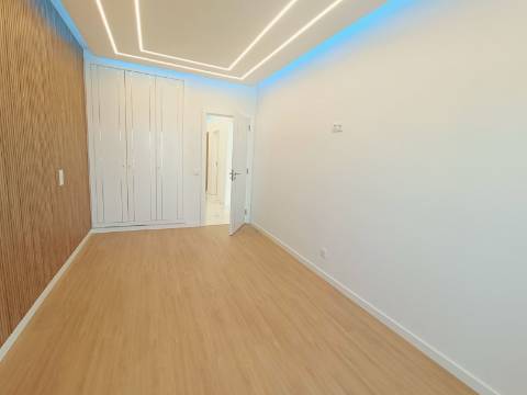 Apartamento T3, com estacionamento, na primeira linha de Quarteira.