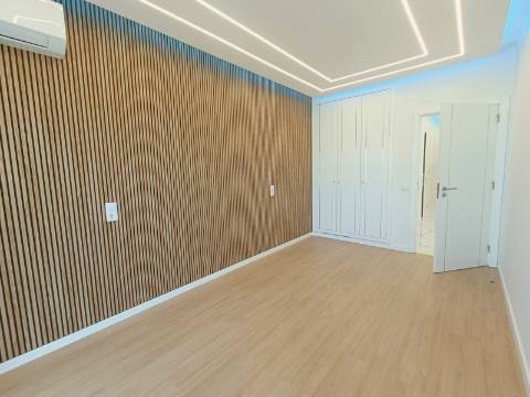 Apartamento T3, com estacionamento, na primeira linha de Quarteira.