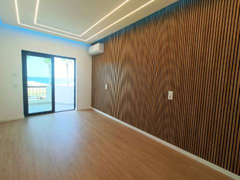 Apartamento T3, com estacionamento, na primeira linha de Quarteira.