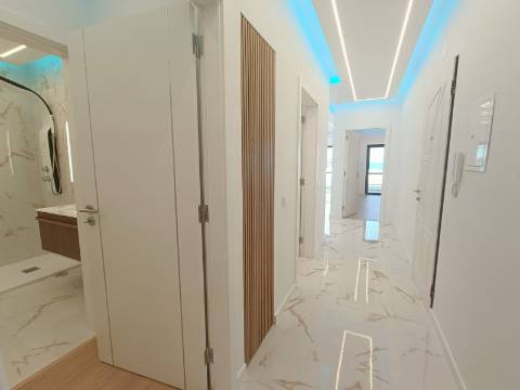 Apartamento T3, com estacionamento, na primeira linha de Quarteira.