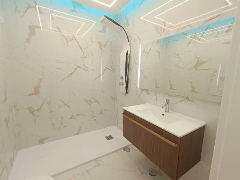 Apartamento T3, com estacionamento, na primeira linha de Quarteira.