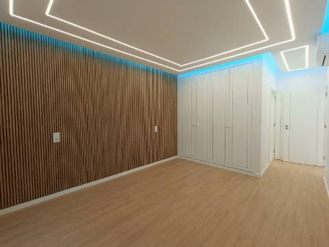 Apartamento T3, com estacionamento, na primeira linha de Quarteira.