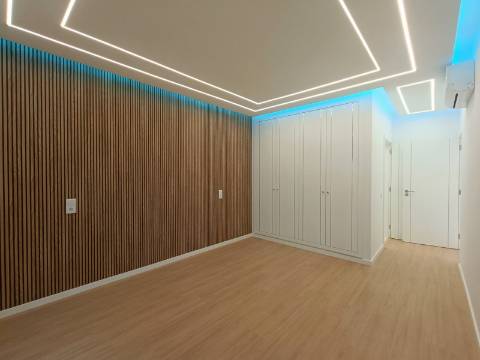 Apartamento T3, com estacionamento, na primeira linha de Quarteira.