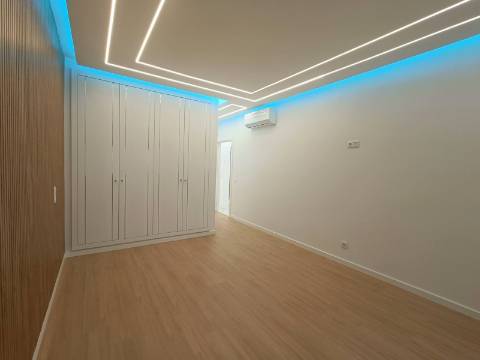 Apartamento T3, com estacionamento, na primeira linha de Quarteira.