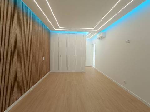 Apartamento T3, com estacionamento, na primeira linha de Quarteira.