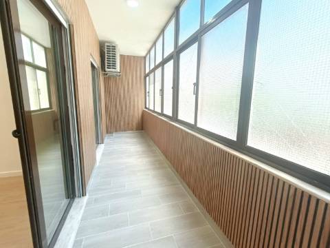 Apartamento T3, com estacionamento, na primeira linha de Quarteira.