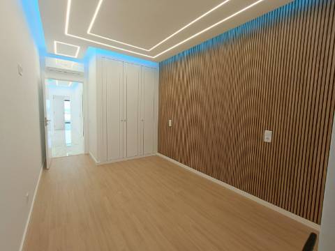 Apartamento T3, com estacionamento, na primeira linha de Quarteira.