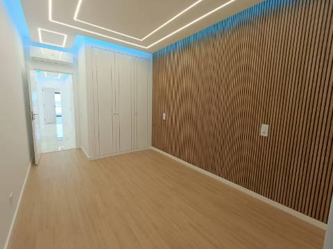 Apartamento T3, com estacionamento, na primeira linha de Quarteira.