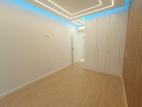 Apartamento T3, com estacionamento, na primeira linha de Quarteira.