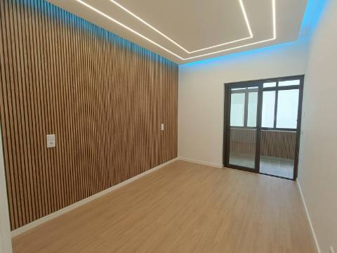 Apartamento T3, com estacionamento, na primeira linha de Quarteira.