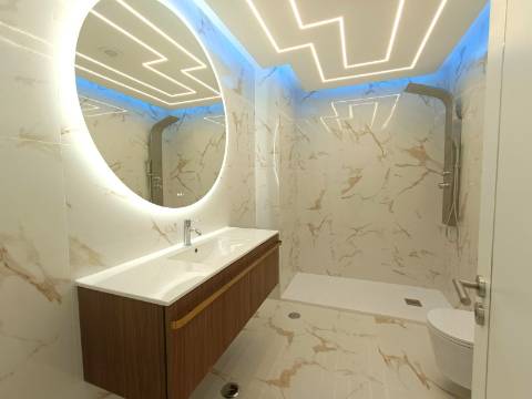 Apartamento T3, com estacionamento, na primeira linha de Quarteira.