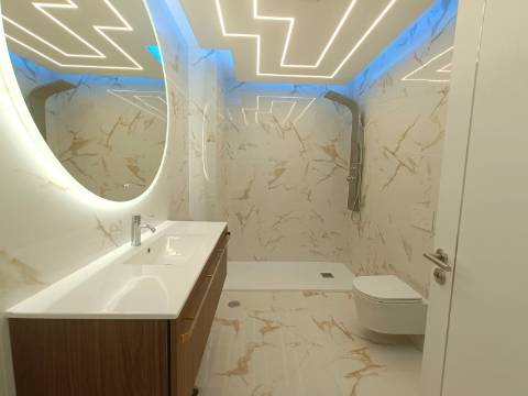 Apartamento T3, com estacionamento, na primeira linha de Quarteira.