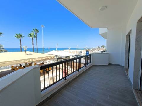 Apartamento T3, com estacionamento, na primeira linha de Quarteira.