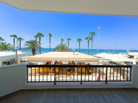 Apartamento T3, com estacionamento, na primeira linha de Quarteira.