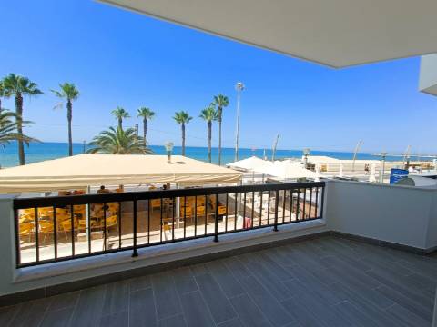 Apartamento T3, com estacionamento, na primeira linha de Quarteira.