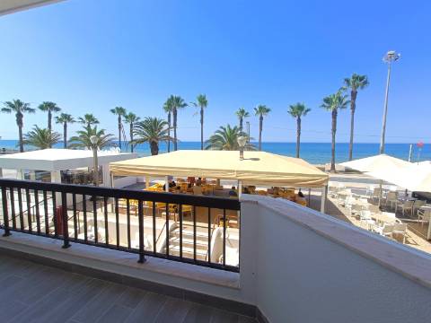 Apartamento T3, com estacionamento, na primeira linha de Quarteira.