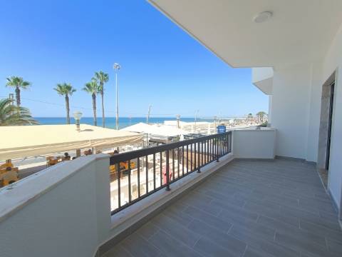 Apartamento T3, com estacionamento, na primeira linha de Quarteira.