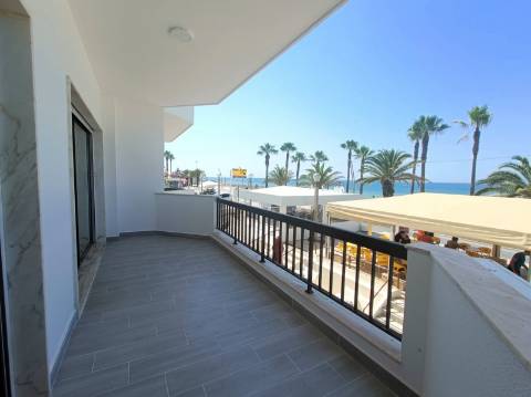 Apartamento T3, com estacionamento, na primeira linha de Quarteira.