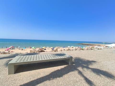 Apartamento T3, com estacionamento, na primeira linha de Quarteira.