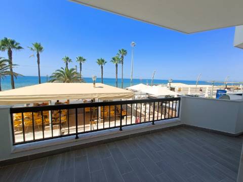 Apartamento T3, com estacionamento, na primeira linha de Quarteira.