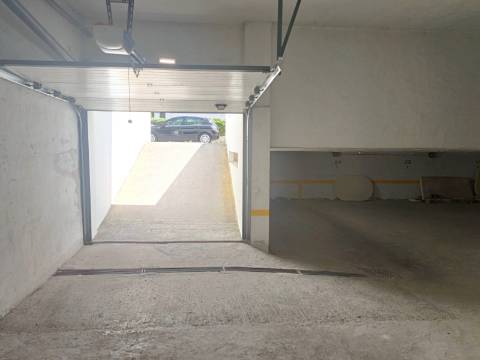 Apartamento T3, com estacionamento, na primeira linha de Quarteira.