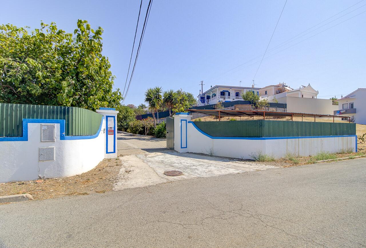 Moradia T5 com Terreno Urbano de 1.972 m² em Monte Francisco - Um Refúgio Tranquilo com Vista Aberta