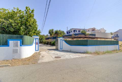 Moradia T5 com Terreno Urbano de 1.972 m² em Monte Francisco - Um Refúgio Tranquilo com Vista Aberta