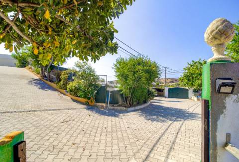 Moradia T5 com Terreno Urbano de 1.972 m² em Monte Francisco - Um Refúgio Tranquilo com Vista Aberta