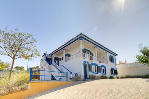 Moradia T5 com Terreno Urbano de 1.972 m² em Monte Francisco - Um Refúgio Tranquilo com Vista Aberta