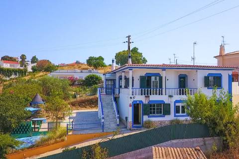 Moradia T5 com Terreno Urbano de 1.972 m² em Monte Francisco - Um Refúgio Tranquilo com Vista Aberta