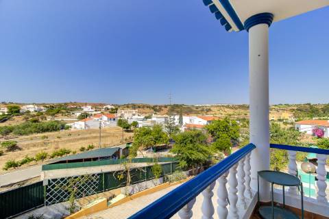 Moradia T5 com Terreno Urbano de 1.972 m² em Monte Francisco - Um Refúgio Tranquilo com Vista Aberta