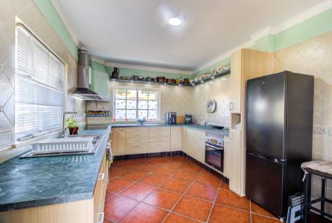 Moradia T5 com Terreno Urbano de 1.972 m² em Monte Francisco - Um Refúgio Tranquilo com Vista Aberta