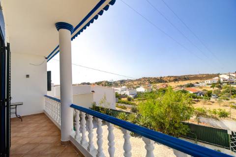 Moradia T5 com Terreno Urbano de 1.972 m² em Monte Francisco - Um Refúgio Tranquilo com Vista Aberta