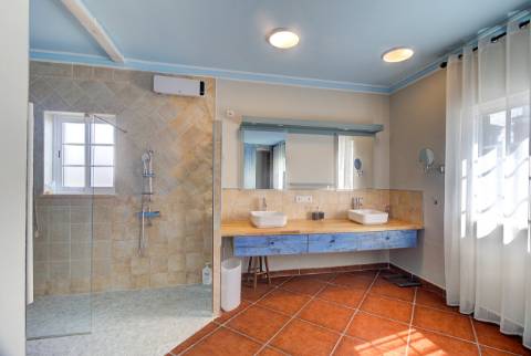 Moradia T5 com Terreno Urbano de 1.972 m² em Monte Francisco - Um Refúgio Tranquilo com Vista Aberta