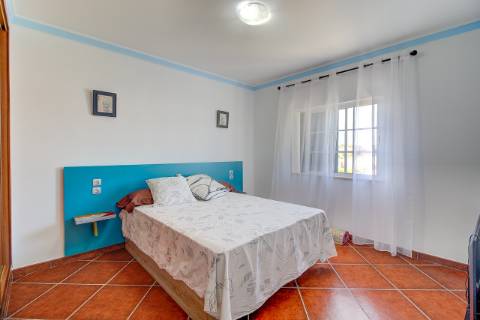 Moradia T5 com Terreno Urbano de 1.972 m² em Monte Francisco - Um Refúgio Tranquilo com Vista Aberta