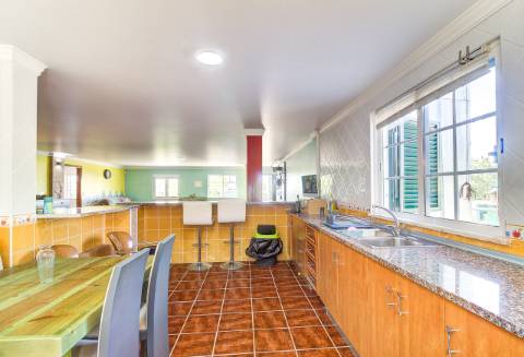 Moradia T5 com Terreno Urbano de 1.972 m² em Monte Francisco - Um Refúgio Tranquilo com Vista Aberta