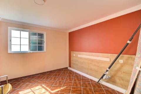 Moradia T5 com Terreno Urbano de 1.972 m² em Monte Francisco - Um Refúgio Tranquilo com Vista Aberta