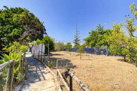 Moradia T5 com Terreno Urbano de 1.972 m² em Monte Francisco - Um Refúgio Tranquilo com Vista Aberta