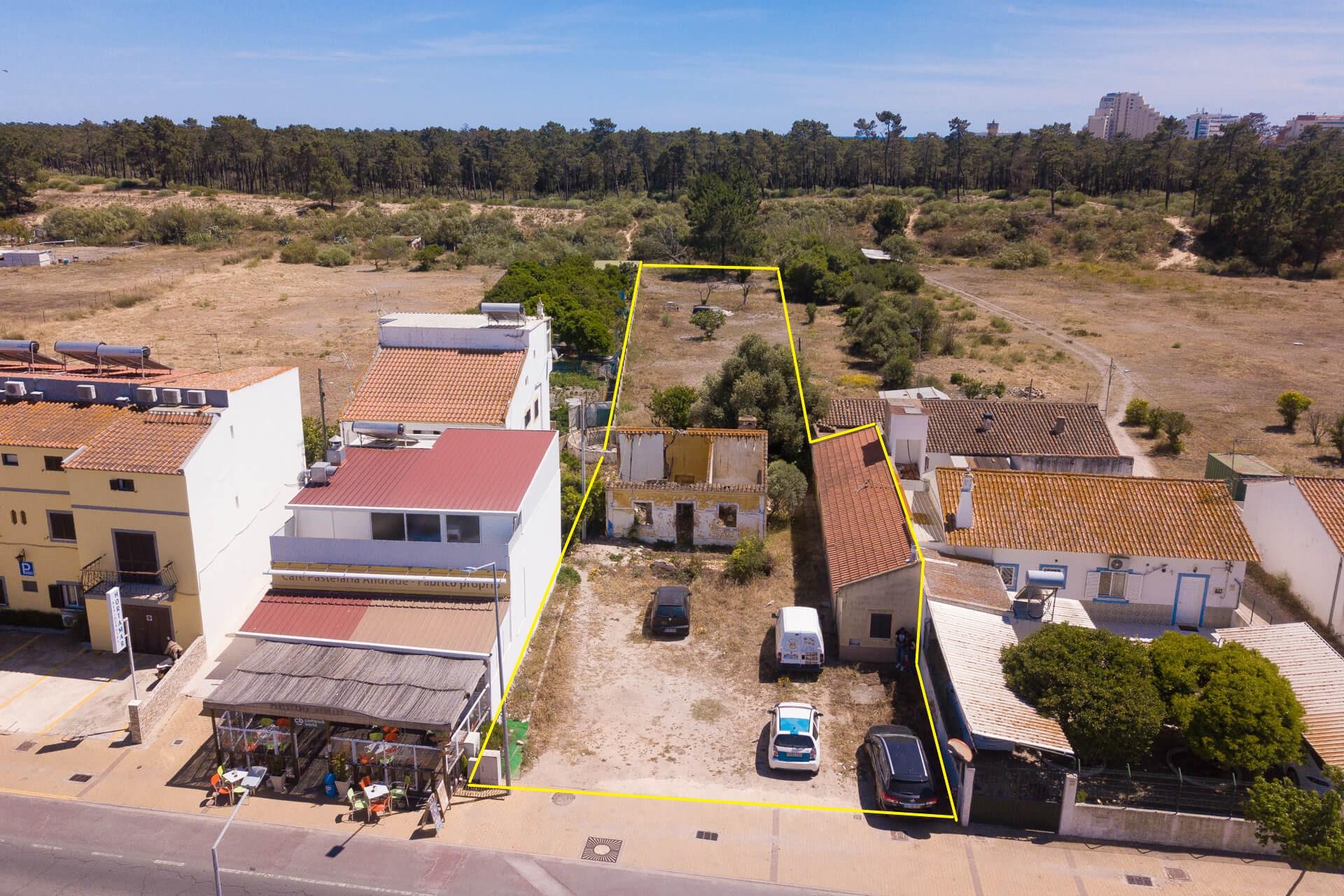 Oportunidade de Investimento no Algarve Terreno Misto com Potencial Residencial e Turístico