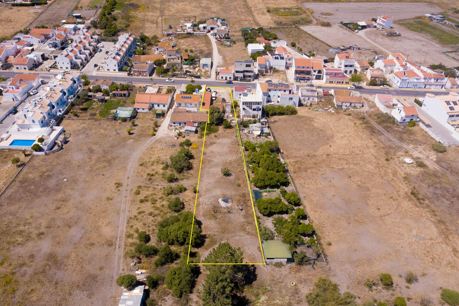 Oportunidade de Investimento no Algarve Terreno Misto com Potencial Residencial e Turístico