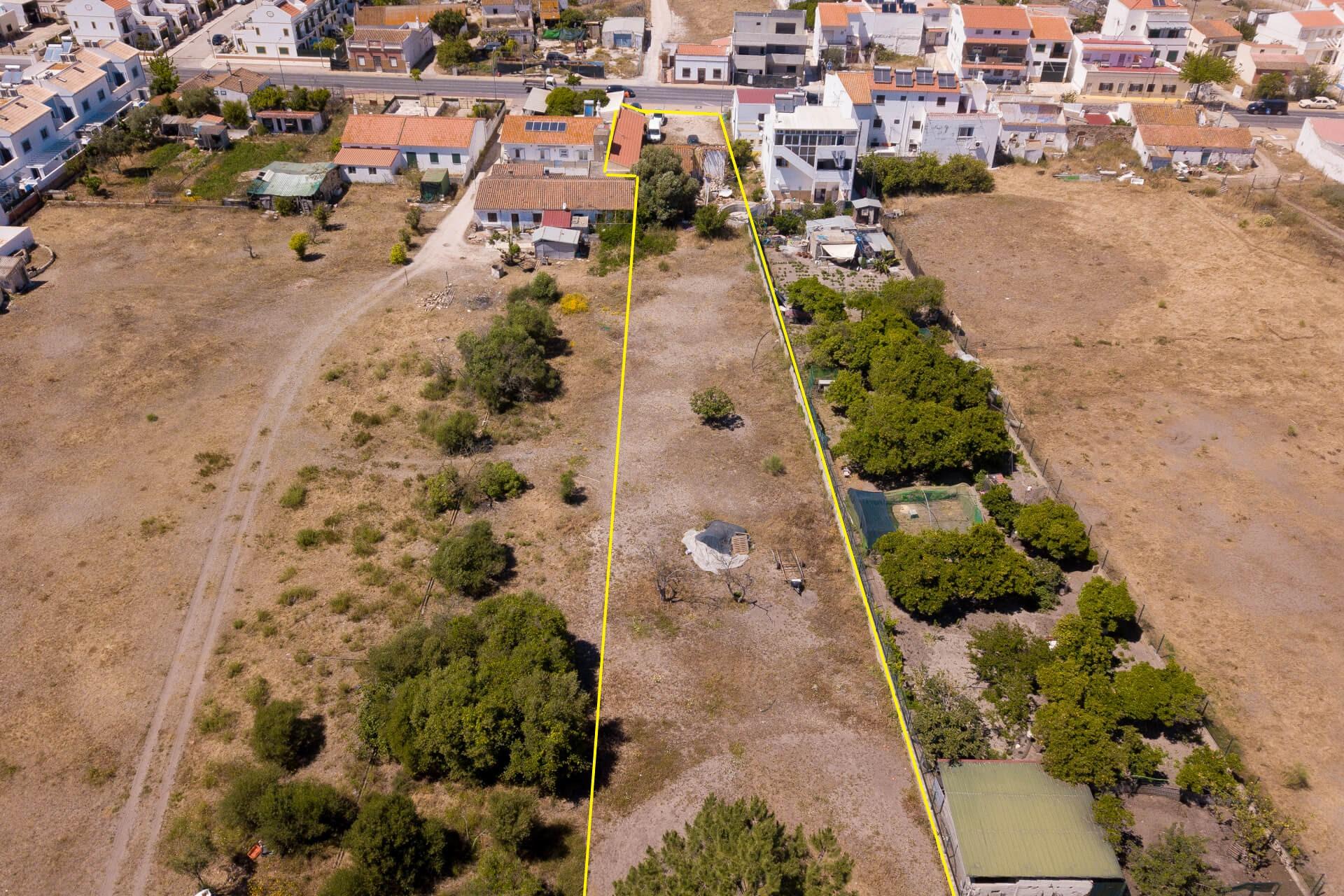 Oportunidade de Investimento no Algarve Terreno Misto com Potencial Residencial e Turístico
