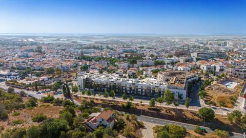 Apartamento T3, top, floor, no 2.º andar, vista mar, em empreendimento de luxo com piscinas, SPA, jardim e ginásio em Tavira