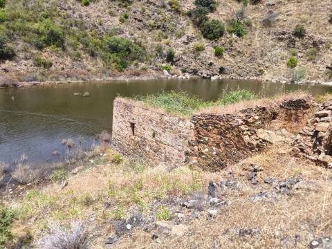 TERRENO COM 4.560 m2 - COM RUINA DE 100 M2 - ARRECADAÇÃO - JUNTO A BARRAGEM DO BELICHE - BARREIROS - CASTRO MARIM - ALGARVE